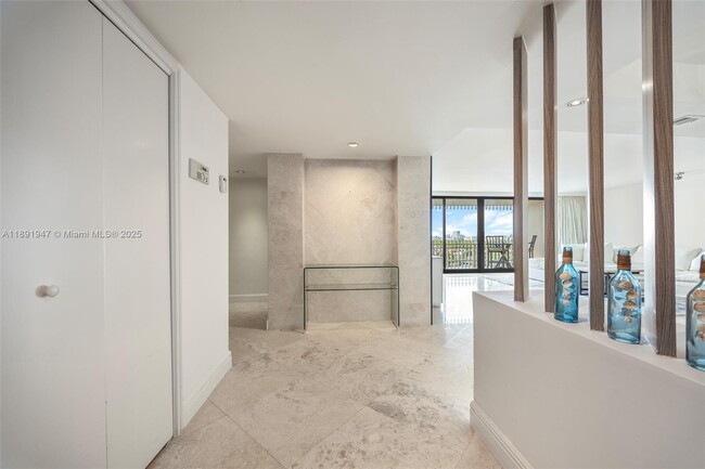 Foto del edificio - 1 Grove Isle Dr