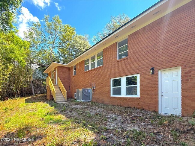 Foto del edificio - 10135 Lake View Rd W