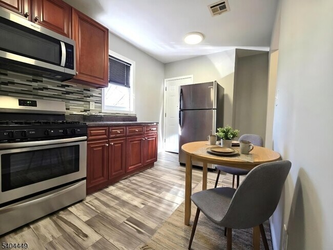 Foto del edificio - 20 Yates Ave