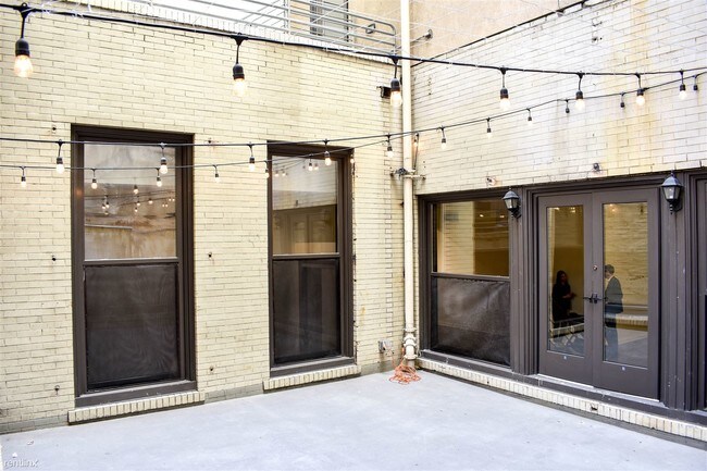 Foto del edificio - 325 W 8th St