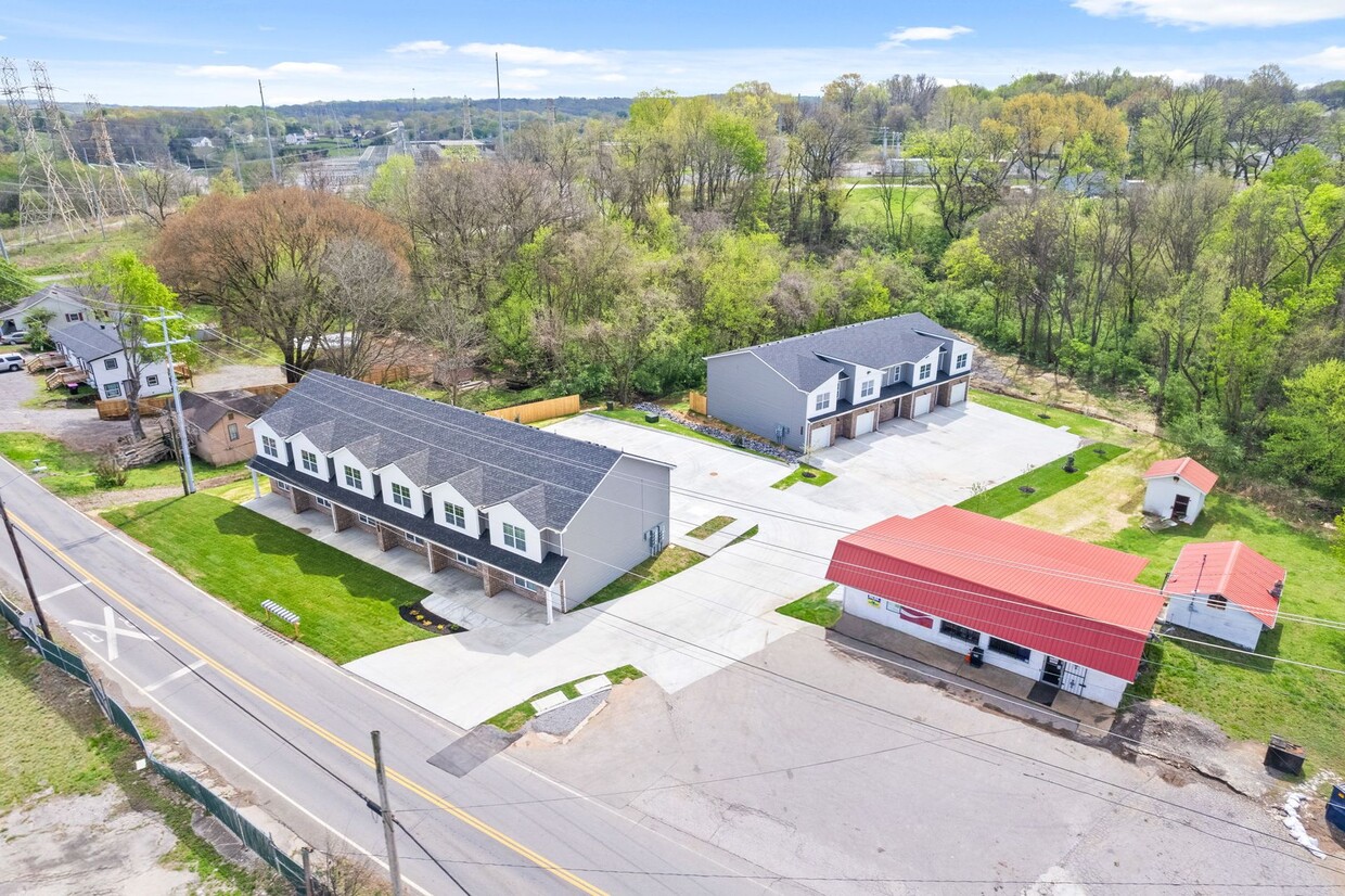 Foto principal - Close to downtown Clarksville! 2 Bed/2.5 Bath townhouse!