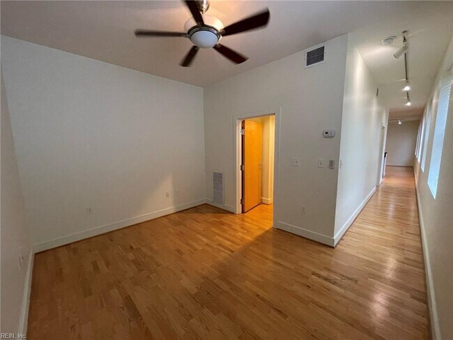 Foto del edificio - 167 N Main St