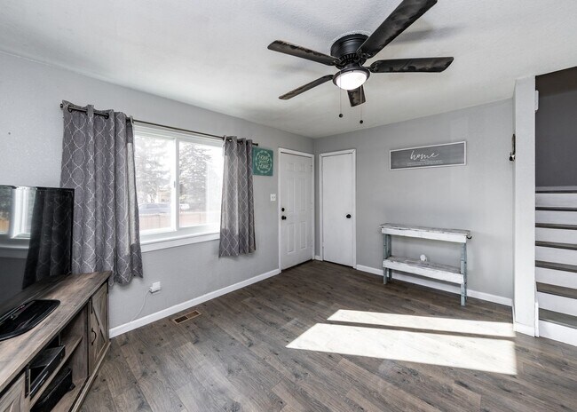 Building Photo - Welcome to this charming 3-bedroom, 1.5-ba...