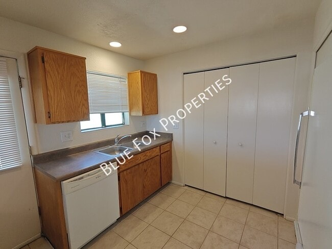 Building Photo - 3318 E Bellevue St