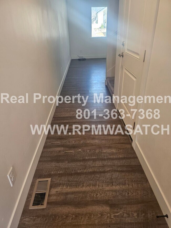 Building Photo - Beautiful Tooele Town House Available Now