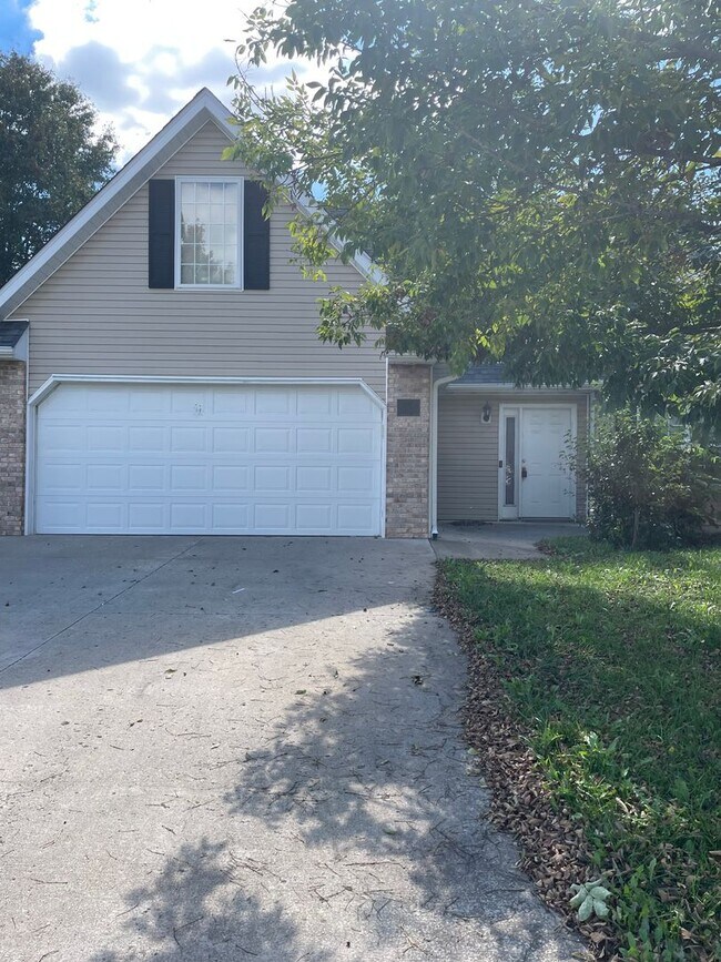 Foto del edificio - 4 bed 2.5 bath home in quiet Seven Oaks Subdivision