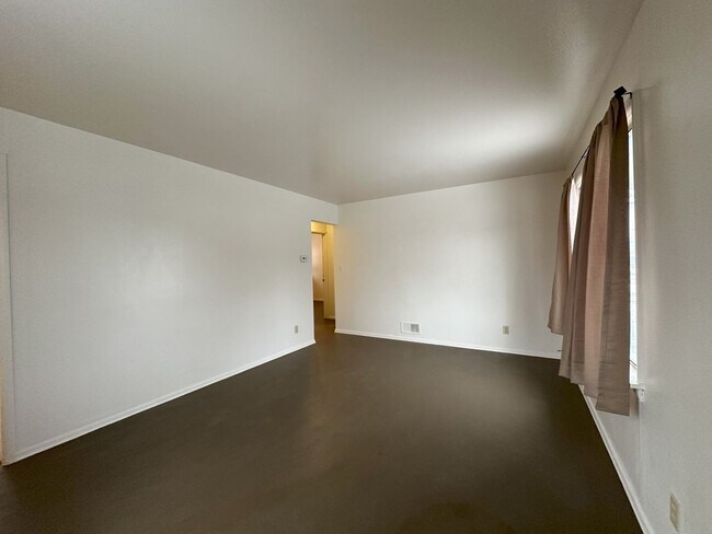 Building Photo - 963