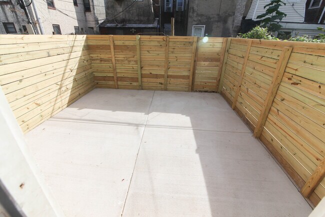 Foto del edificio - NEW CONSTRUCTION IN STRAWBERRY MANSION! 3 ...