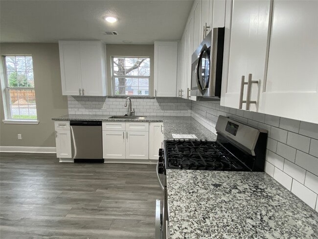 Building Photo - 602 Majestic St