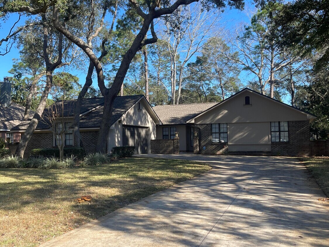 Primary Photo - 1624 Oakmont Cir