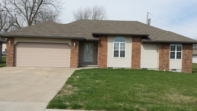 Building Photo - 281 S Elm St