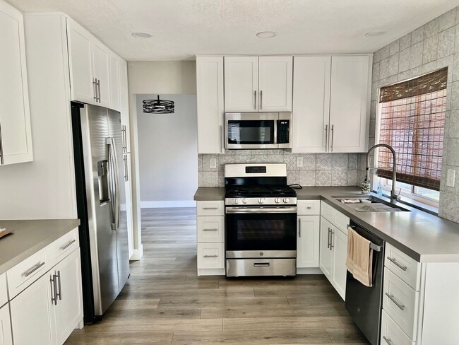 Building Photo - Nice 2 Story Family Home