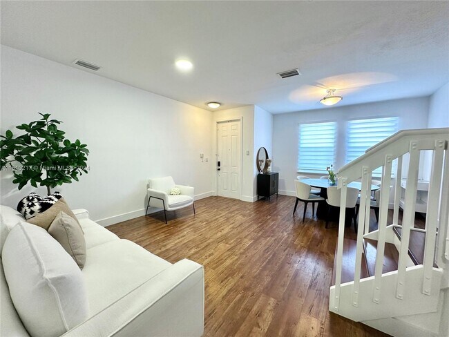 Foto del edificio - 5620 NW 107th Ave