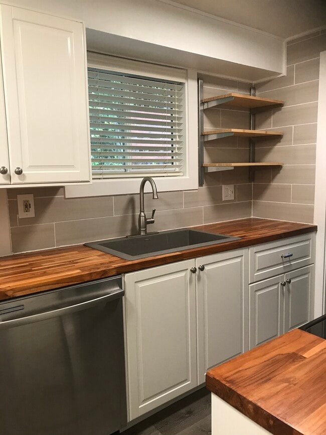 Cocina - 2505 NE 82nd St