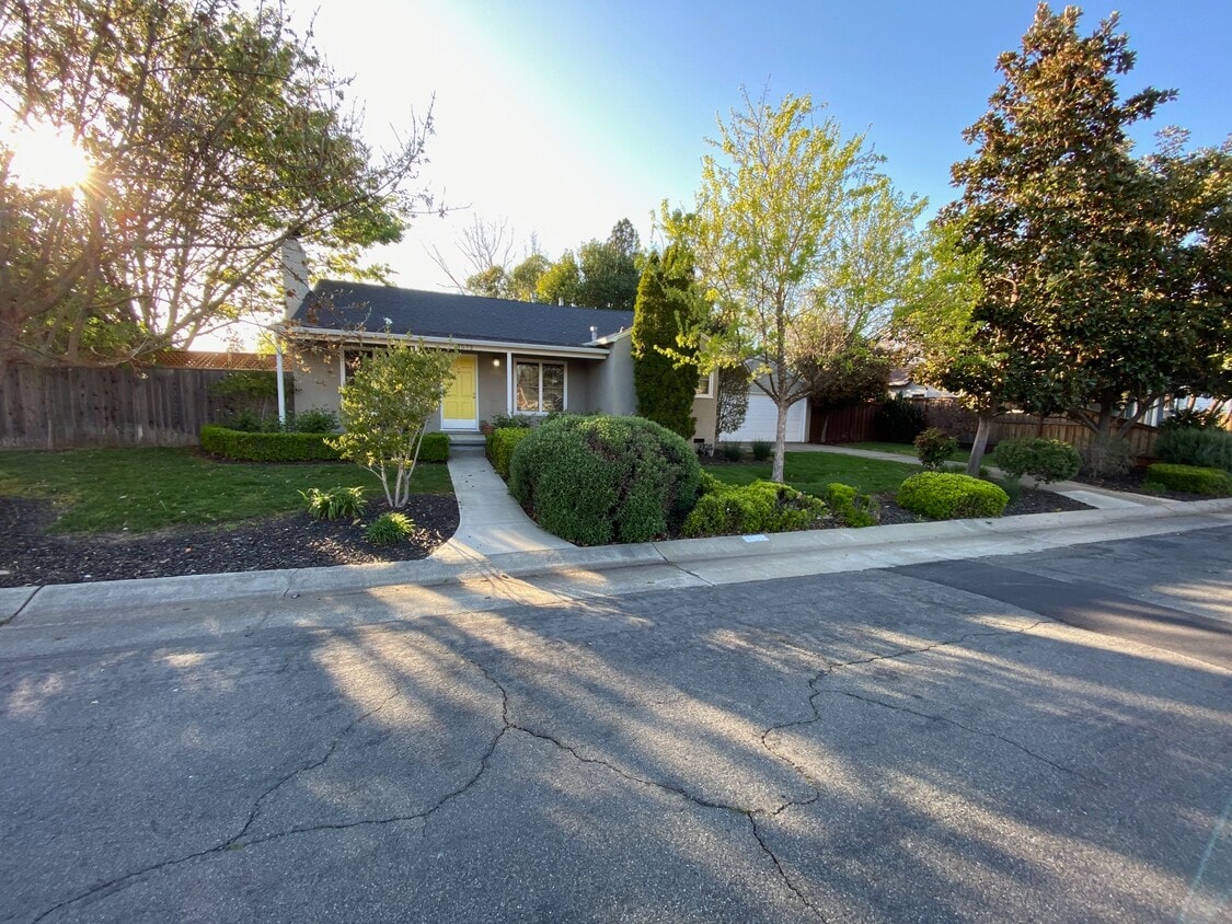 Primary Photo - 1572 52nd St