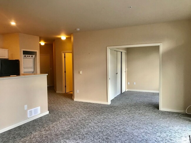 Building Photo - Lovely and Spacious Condo at Belltown Court!