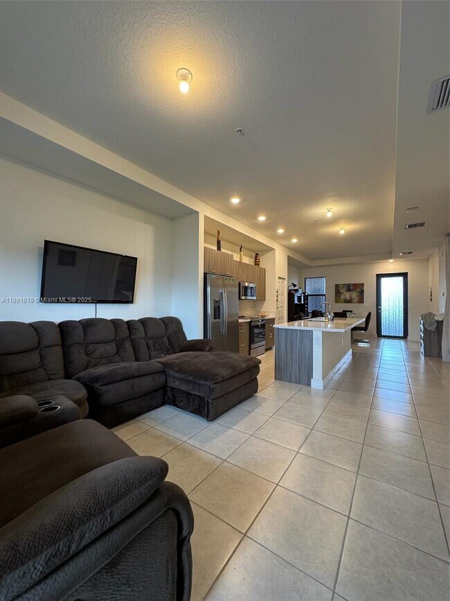 Foto del edificio - 7915 NW 104th Ave