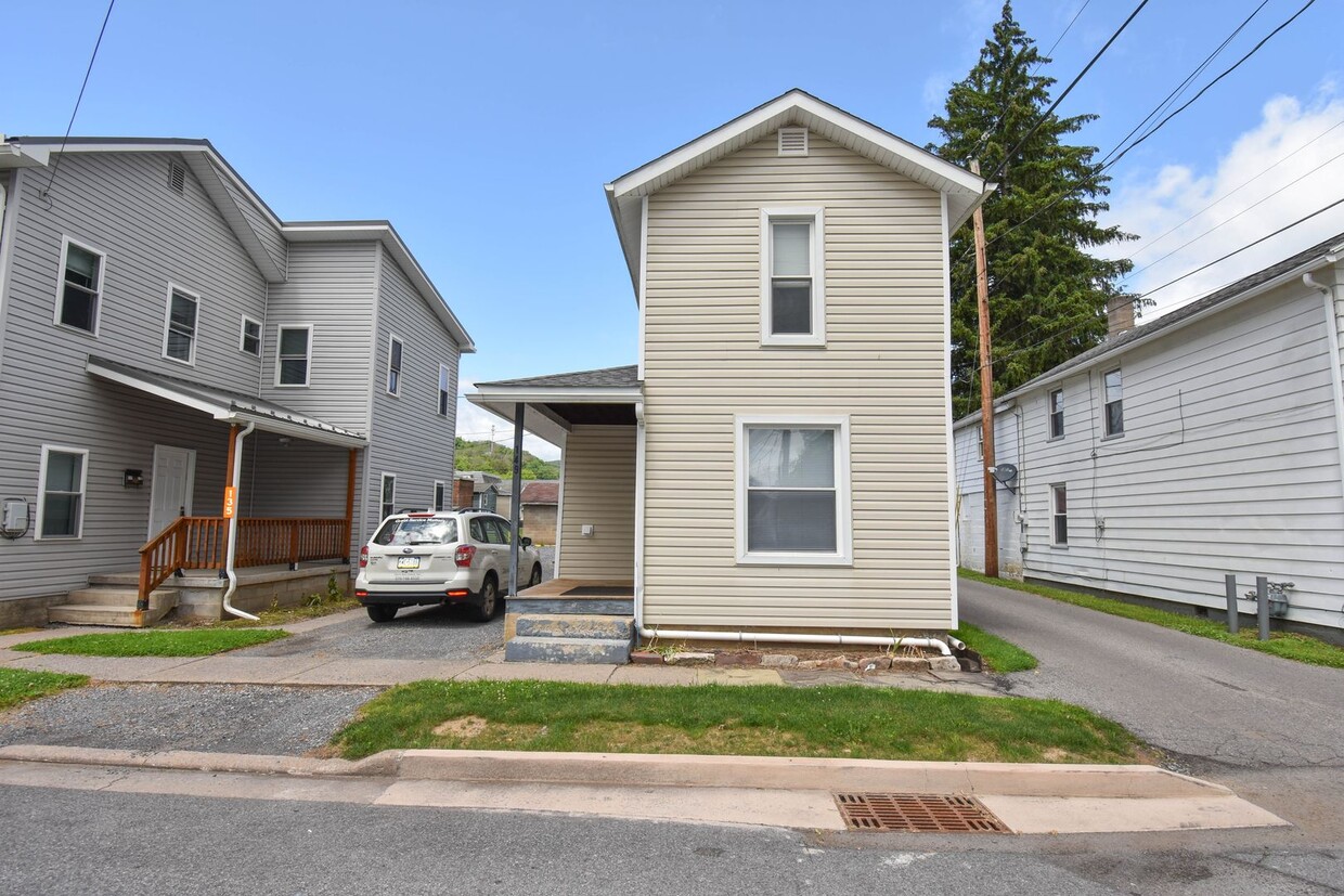 Primary Photo - Student Housing! Three Bedroom Home Close ...