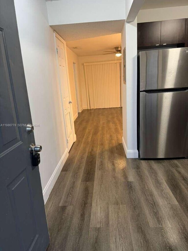 Building Photo - 605 Ixoria Ave