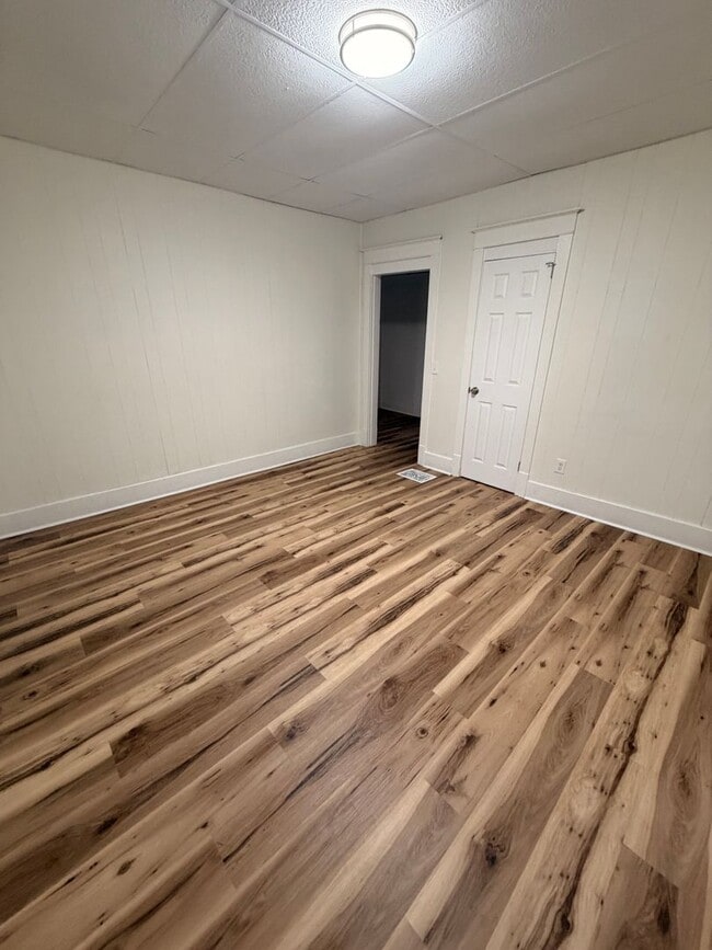 Building Photo - 1813 W Gaulbert Ave