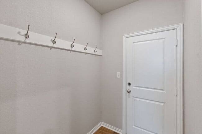 Building Photo - Move-in Special: 50% off second full month...