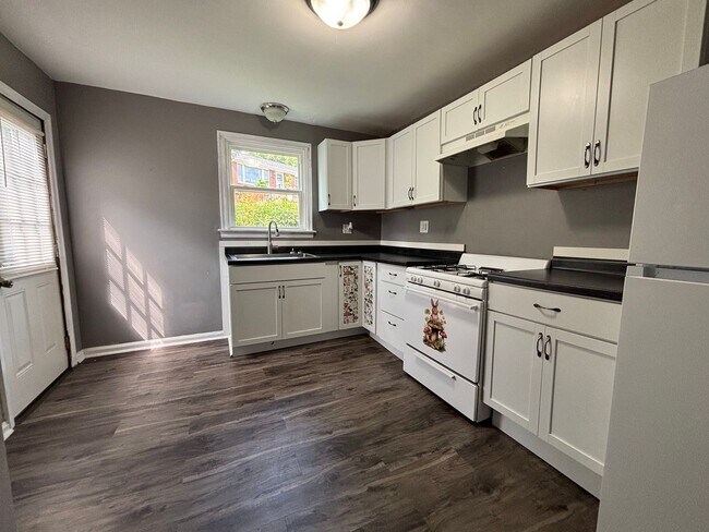 Foto del edificio - 3 Bed | 1 Bath | Private Patio | Unbeatable Value