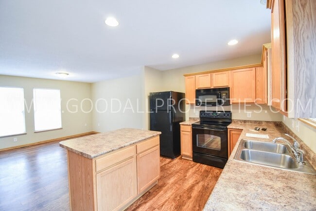 Building Photo - 2-Bedroom, 2.5-Bath Urbandale Townhome with 2-Car Garage & Deck