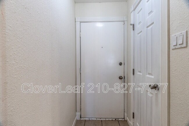 Foto del edificio - 9423 Cliff Way St