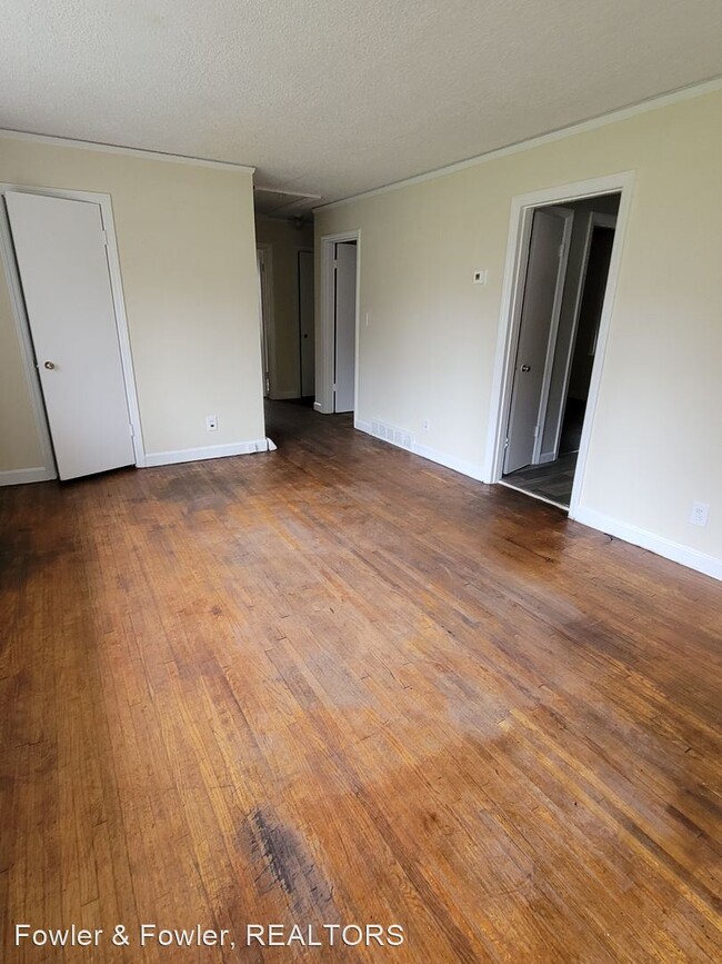 Building Photo - 3 br, 1 bath House - 2000 E. Russell Ave