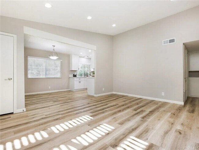 Ample living room - 464 Shady Ct