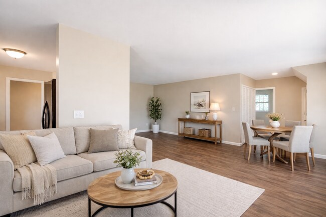 Foto del edificio - 7 Bed 3 Bath House on Tipton- Great for Big Groups!!