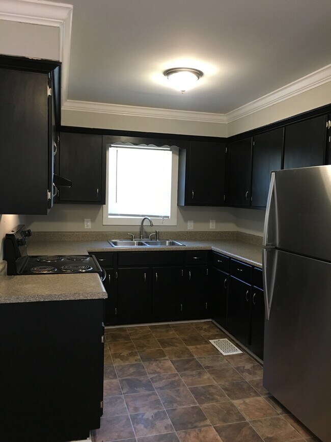 Building Photo - Adorable 3 Bedroom, 2 Bath Ranch  Near Donaldson Center!!