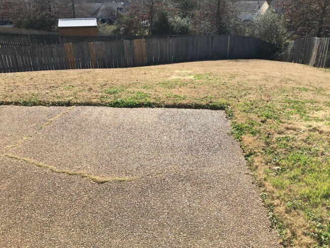 Building Photo - 4br/2.5ba 2 story home with spacious kitch...