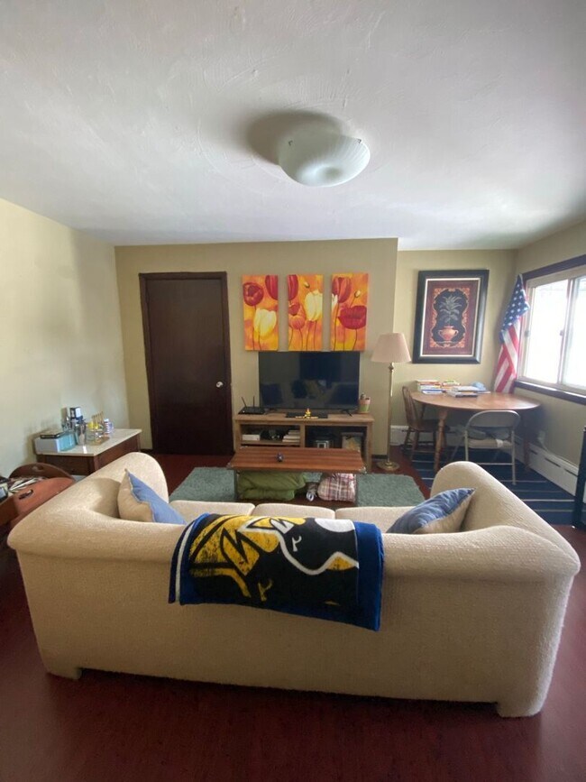 Building Photo - AVAILABLE AUGUST 2024 - Great 4+ Bed, 1.5 ...