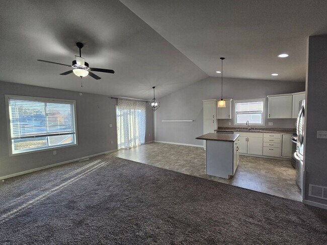 Foto del edificio - NE 2 bedroom 2 bath condo with large deck ...