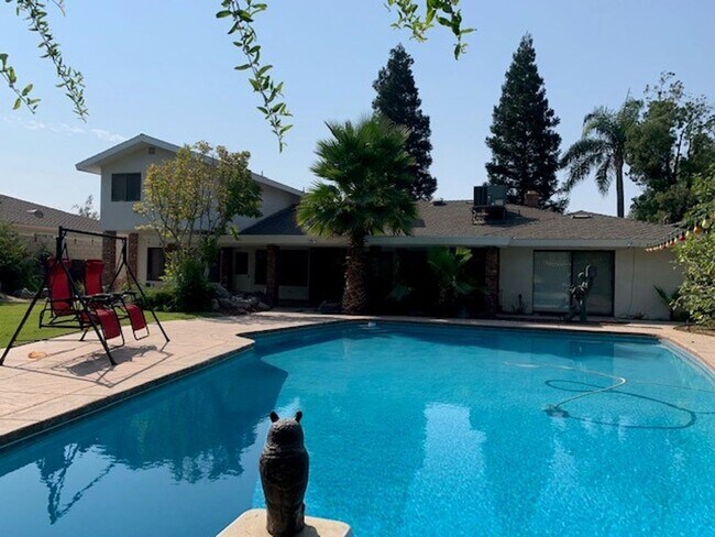 Building Photo - Beautiful 4 Bedrooms Home Pool & Gardening...