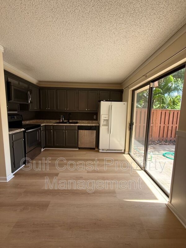 Building Photo - 5249 Cedarbend Dr