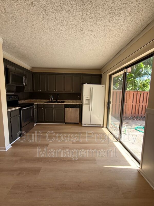 Foto del edificio - 5249 Cedarbend Dr