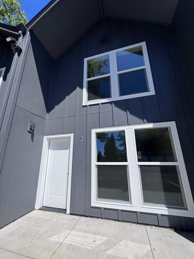 Building Photo - 5406 NE 34th St