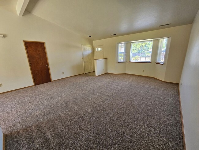 Building Photo - Nice home in South Medford