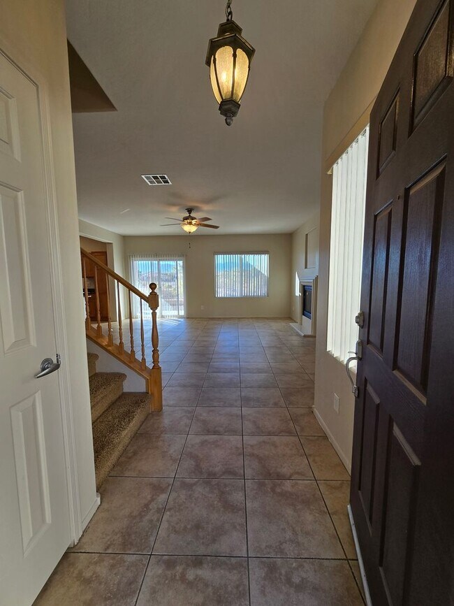 Foto del edificio - An Amazing 3 Bedroom, 2 Story Home in Silv...