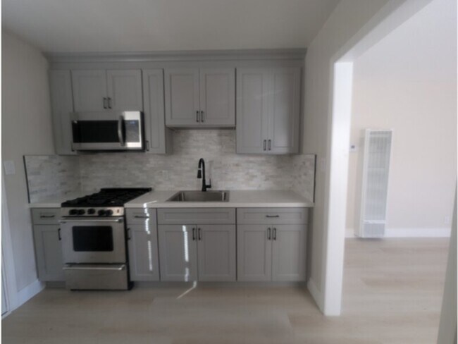 Building Photo - Updated 2 Bed Apartment