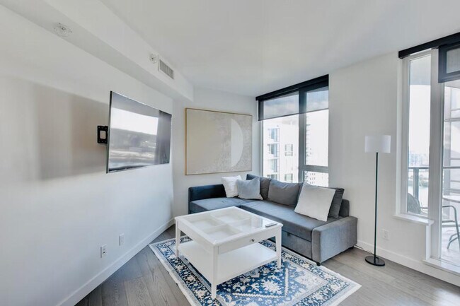 Building Photo - 32 Smithe St