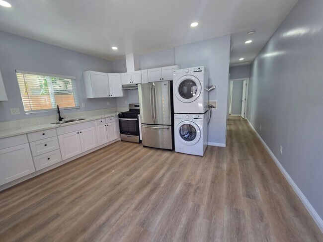 Building Photo - 1715 W 64th St