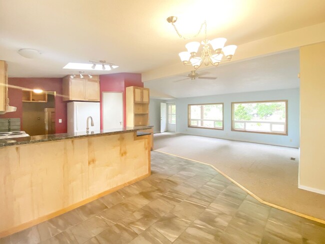 Building Photo - Rare Find!  Beautiful home and 5 Acre Hobb...