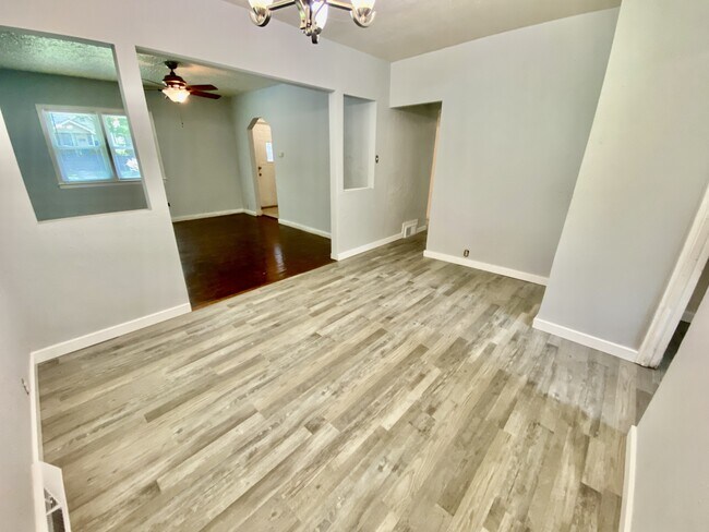 Foto del edificio - 7349 Jenwood Ave