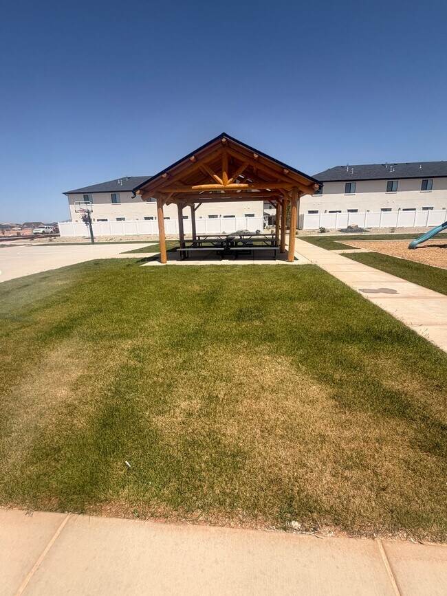 Foto del edificio - 51 S 4375 W