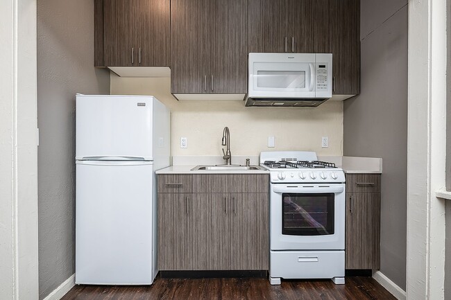 Building Photo - Beautiful 2nd floor corner unit!