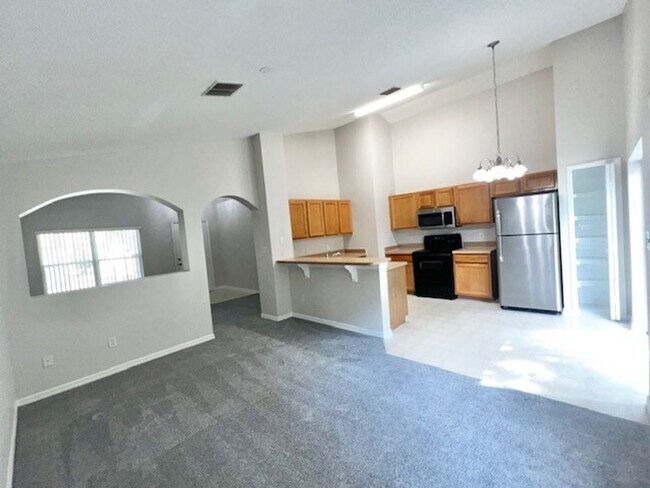 Foto del edificio - ALL NEW CARPET & INTERIOR PAINT! MOVE IN NOW!! APOPKA RENTAL HOME-Spacious 3 bed x 2 bath one sto...
