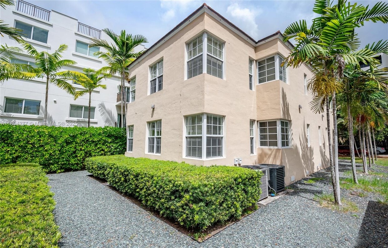 Primary Photo - 32 Calabria Ave